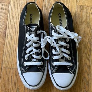 Women’s 7.5 Converse low top. Worn once.